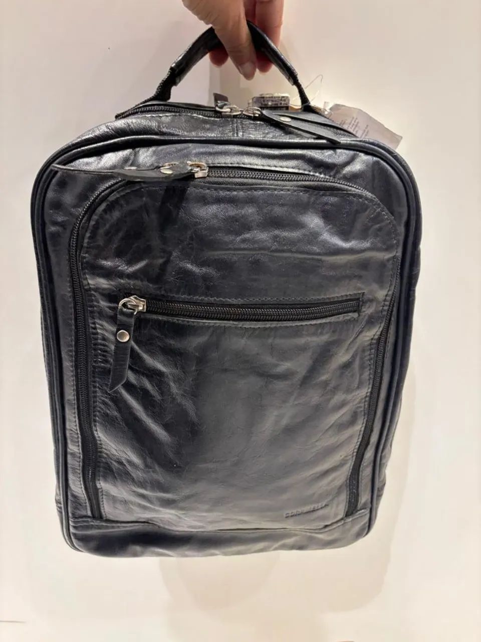 Mochila em couro com compartimento para notebook 