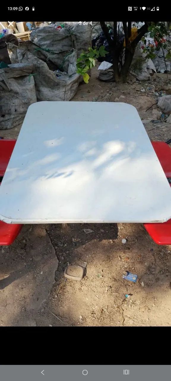 Mesa de madeira com 4 cadeiras acopladas