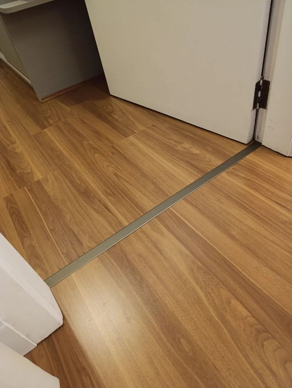 Piso laminado, piso vinílico e rodapés. - Foto 2