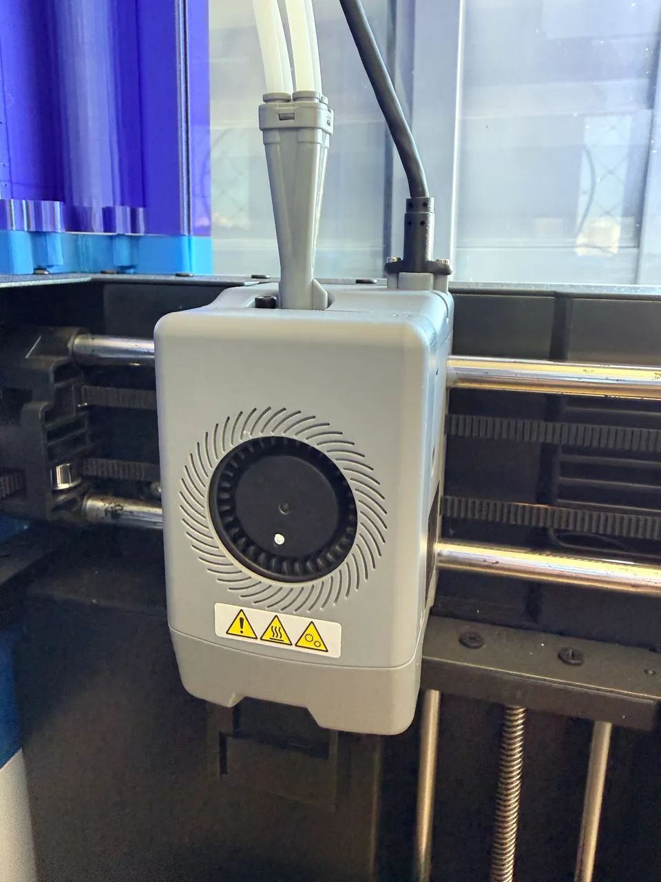 Impressora 3D Flashforge AD5X fechada - Foto 4