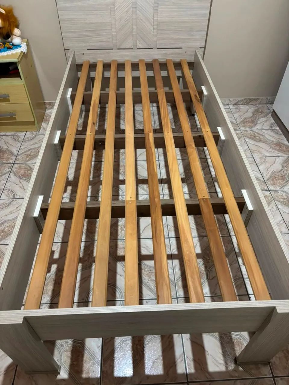 Vendo cama e colchão em ótimo estado de conservação, cama toda em MDF.