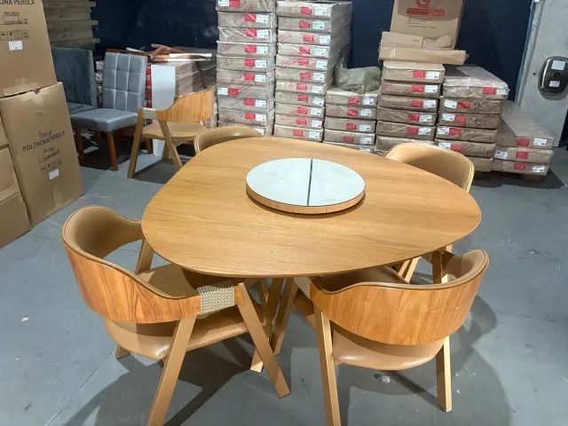 Mesa de Jantar com tampo organico e 4 cadeiras 1.35cm