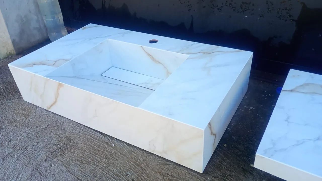 Ramp-style Bathroom Sink with Shelf
