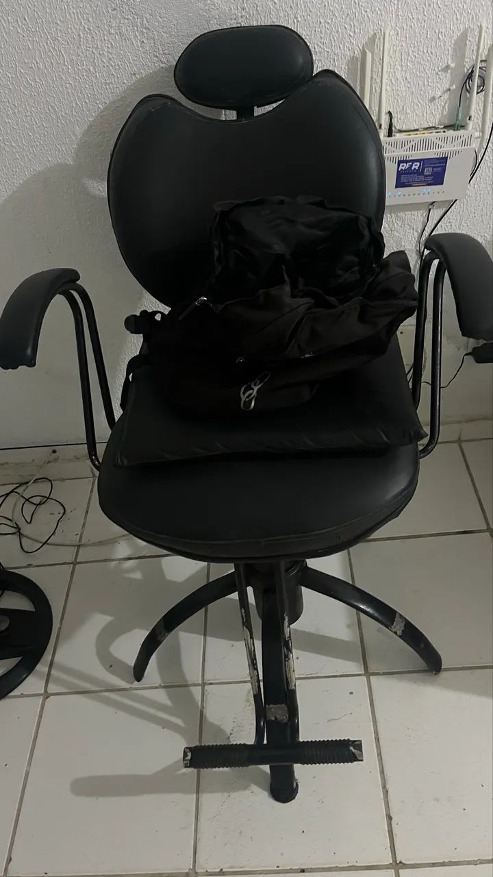 Cadeira rotatória para cortes de cabelo - Foto 2