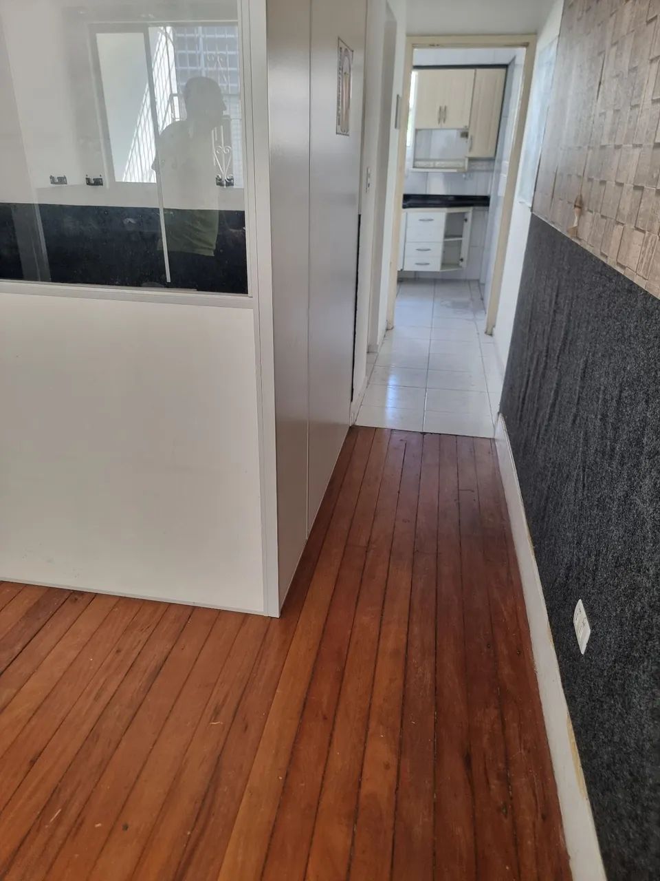 Divisória eucatex com porta e janela fixa - Foto 4