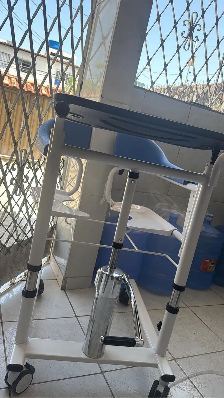 Vendo cadeira de transferência com rodas para banho 