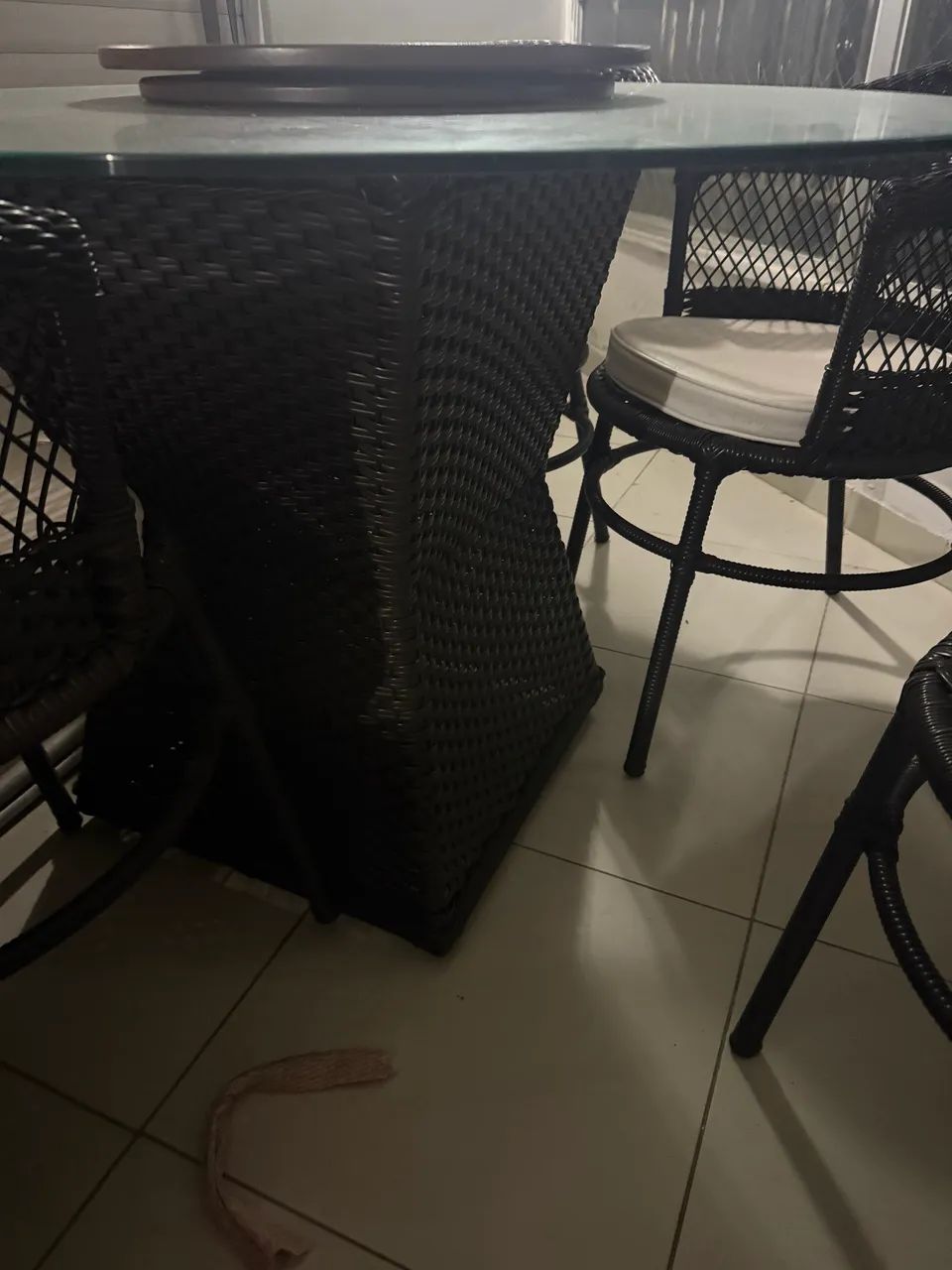 Mesa com tampo de vidro + 4 cadeiras - Excelente estado - Foto 3