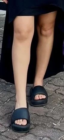 Sandália preta slide - Foto 2