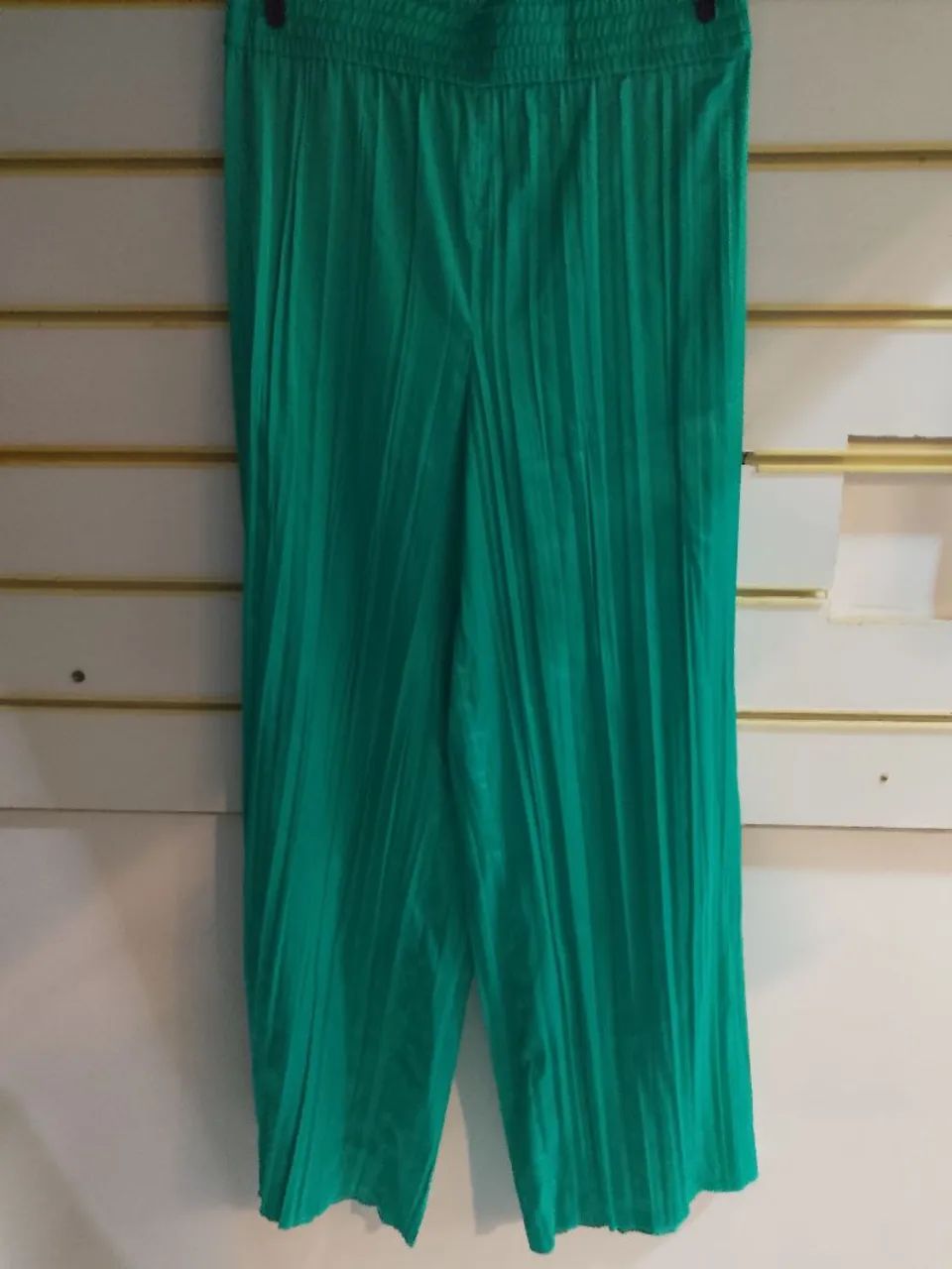 Calça verde plissada