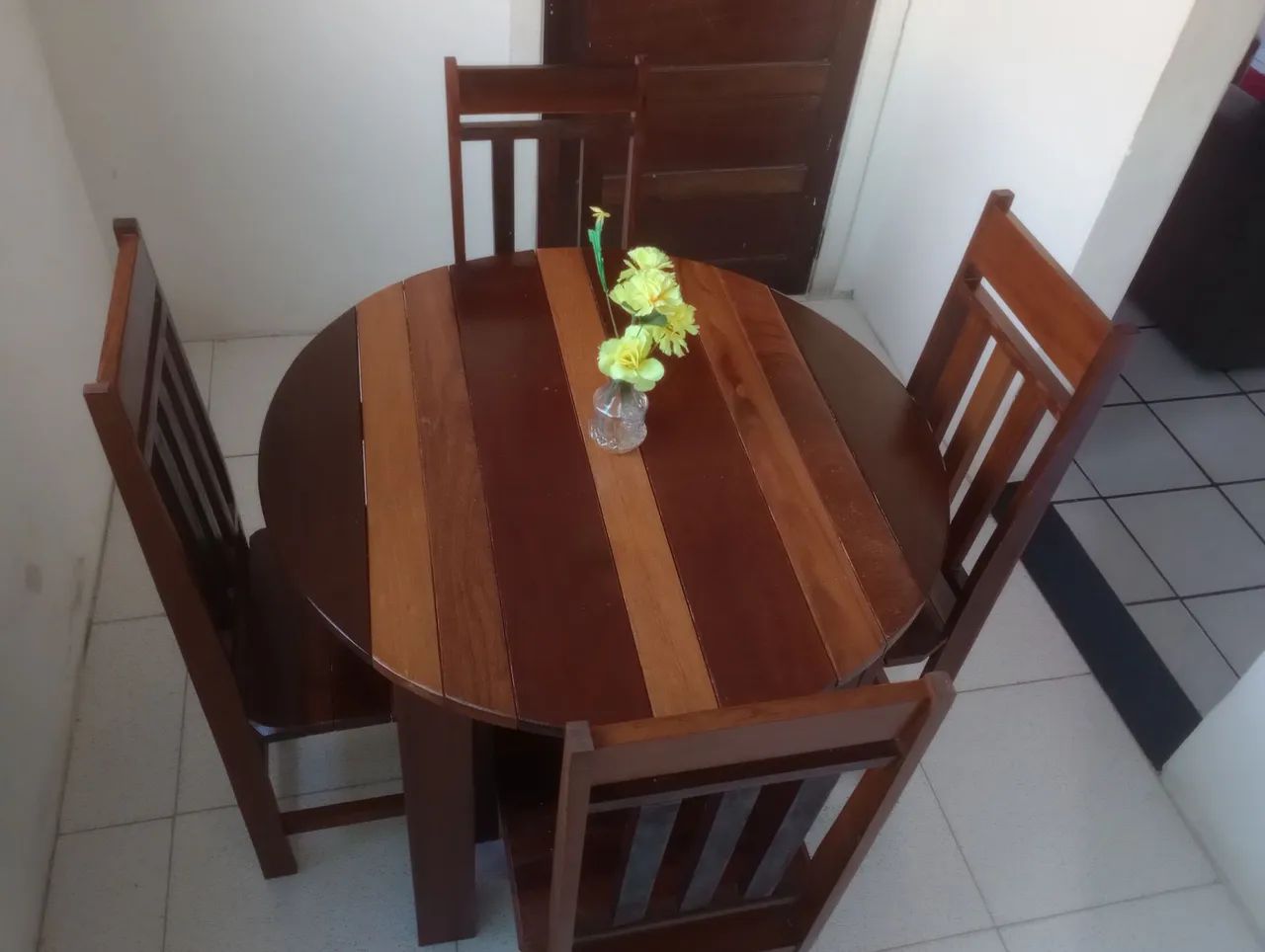 Mesa com 4 cadeiras  - Foto 2