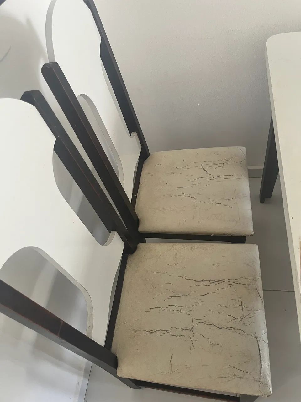 Mesa de madeira, com 4 cadeiras - Foto 2