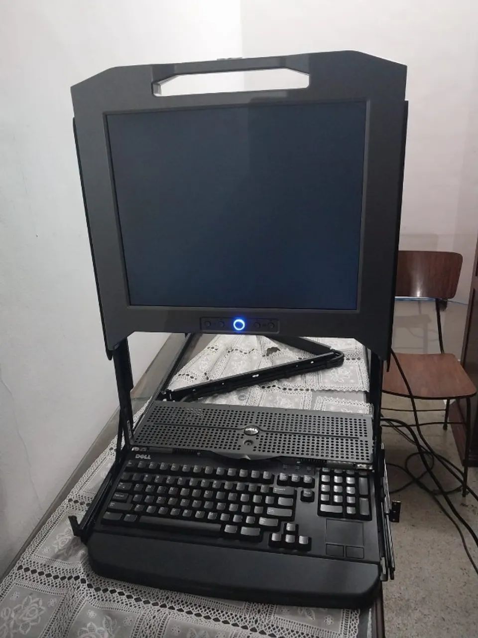 KVM Dell seminovo com Switch, cabos, braço retrátil e fonte