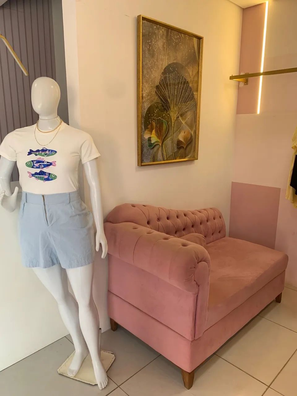 Sofá Rosê em Suede - Muito Conservado - Foto 5
