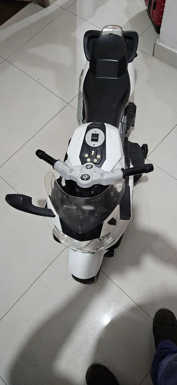 Vendo esta moto bmw infantil com alguns detalhes para conserto