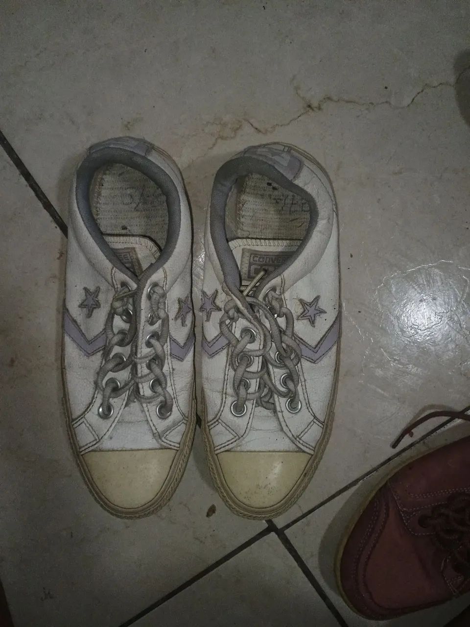 estilo All Star, detalhe de estrelinhas) ?