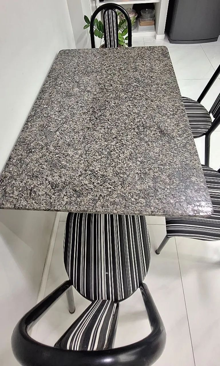 Mesa de Mármore com 04 cadeiras - Foto 3