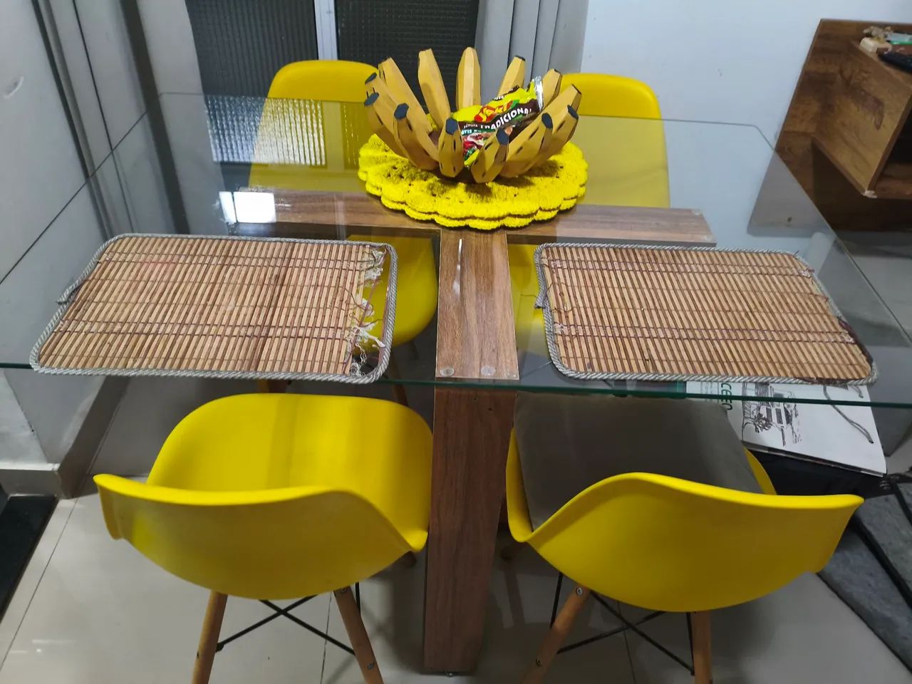 Mesa base MDF tampo de vidro 4 cadeiras Eiffel  - Foto 2