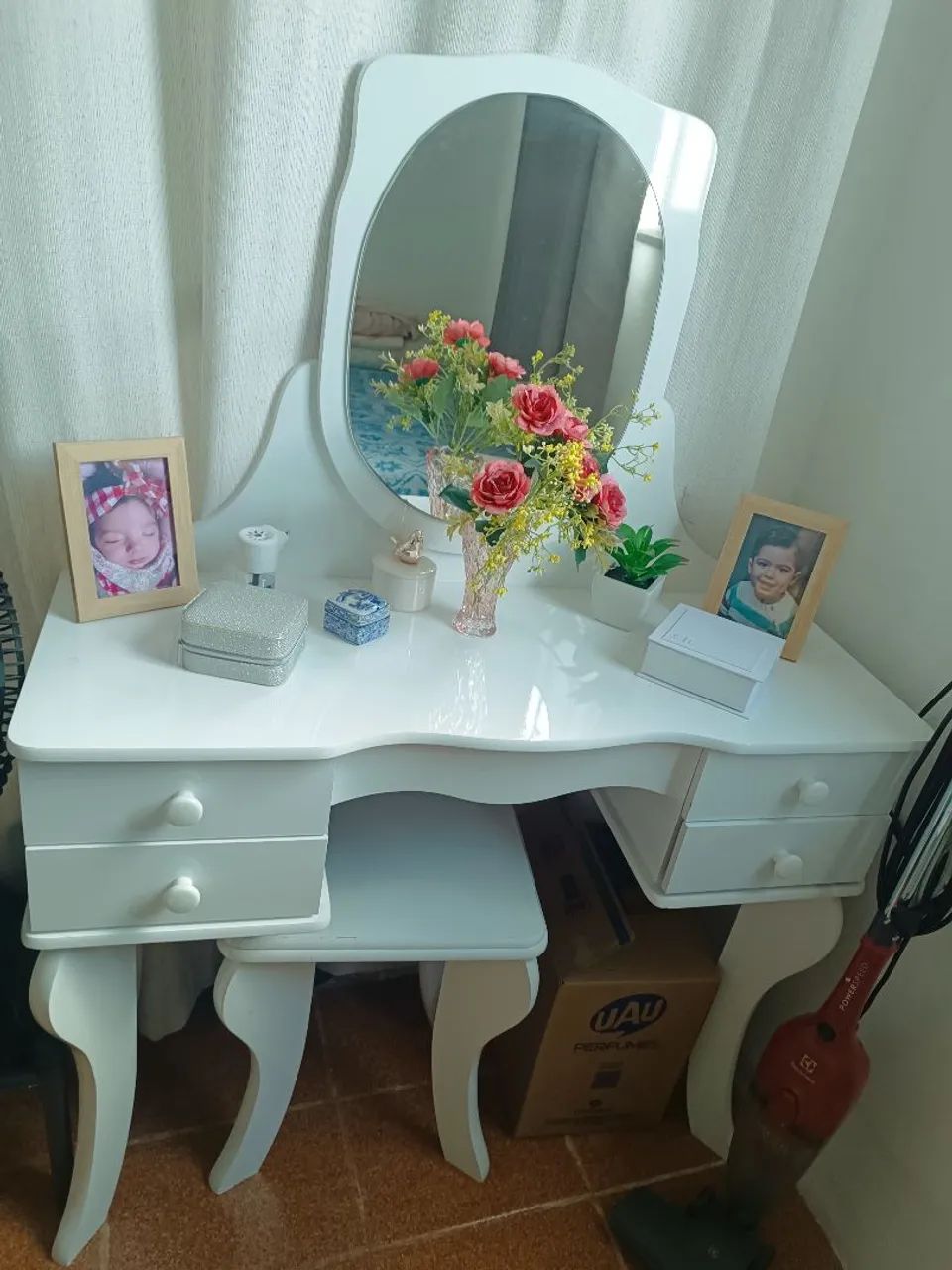 Penteadeira MDF, semi-novo, com espelho e banqueta, branca.