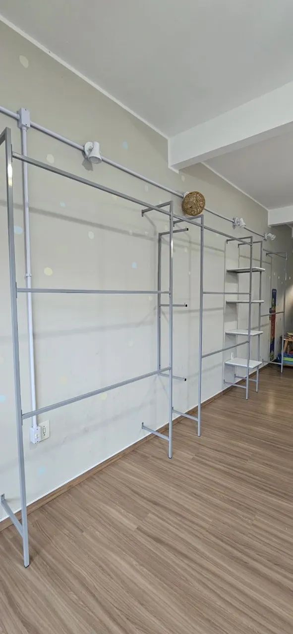 Araras de parede para loja de roupas - Foto 2