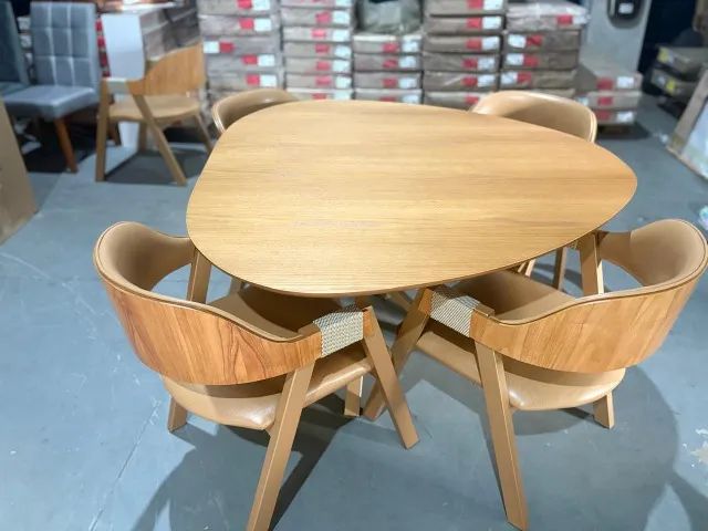 Mesa de Jantar com tampo organico e 4 cadeiras 1.35cm - Foto 4