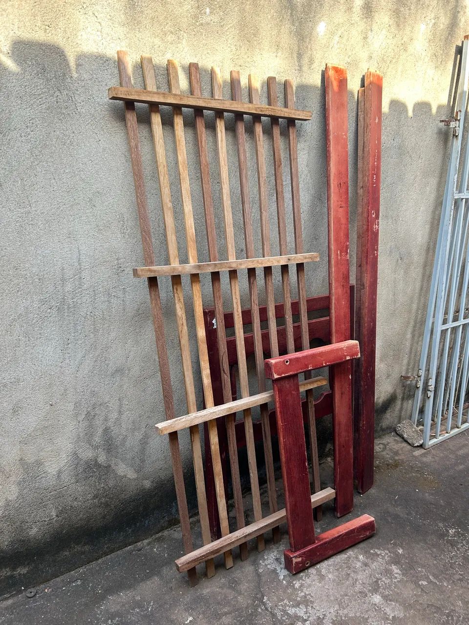 Vende-se base de cama antiga 