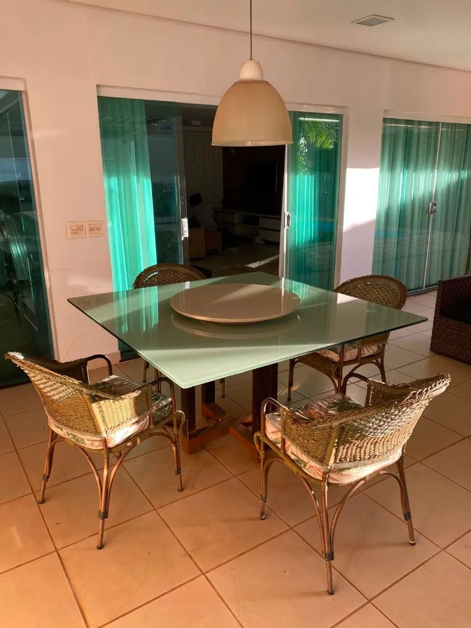 Mesa de Madeira com Tampo de vidro e suporte giratório  - Foto 4