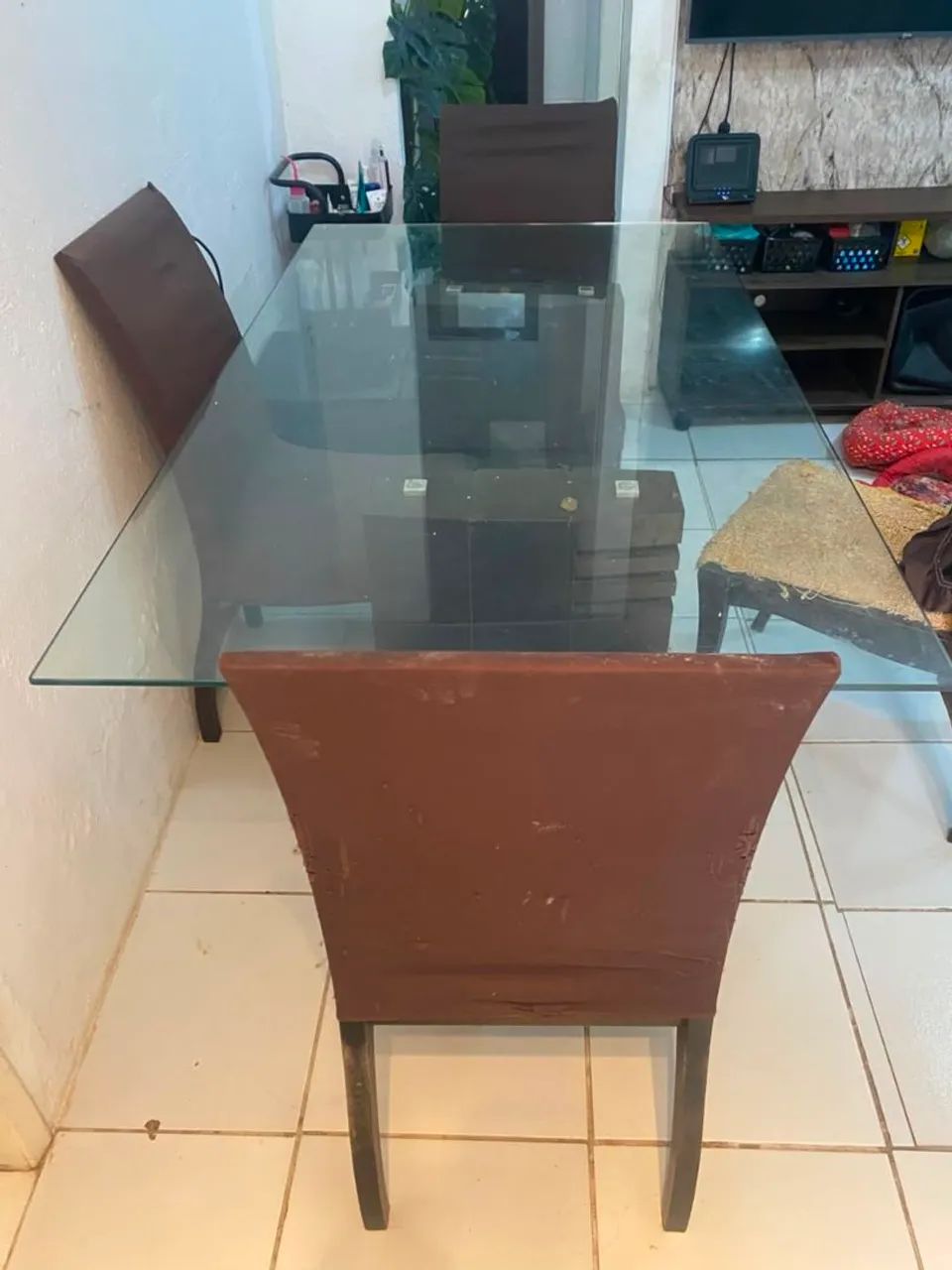 MESA DE VIDRO + 4 CADEIRAS (MADEIRA FORTE)