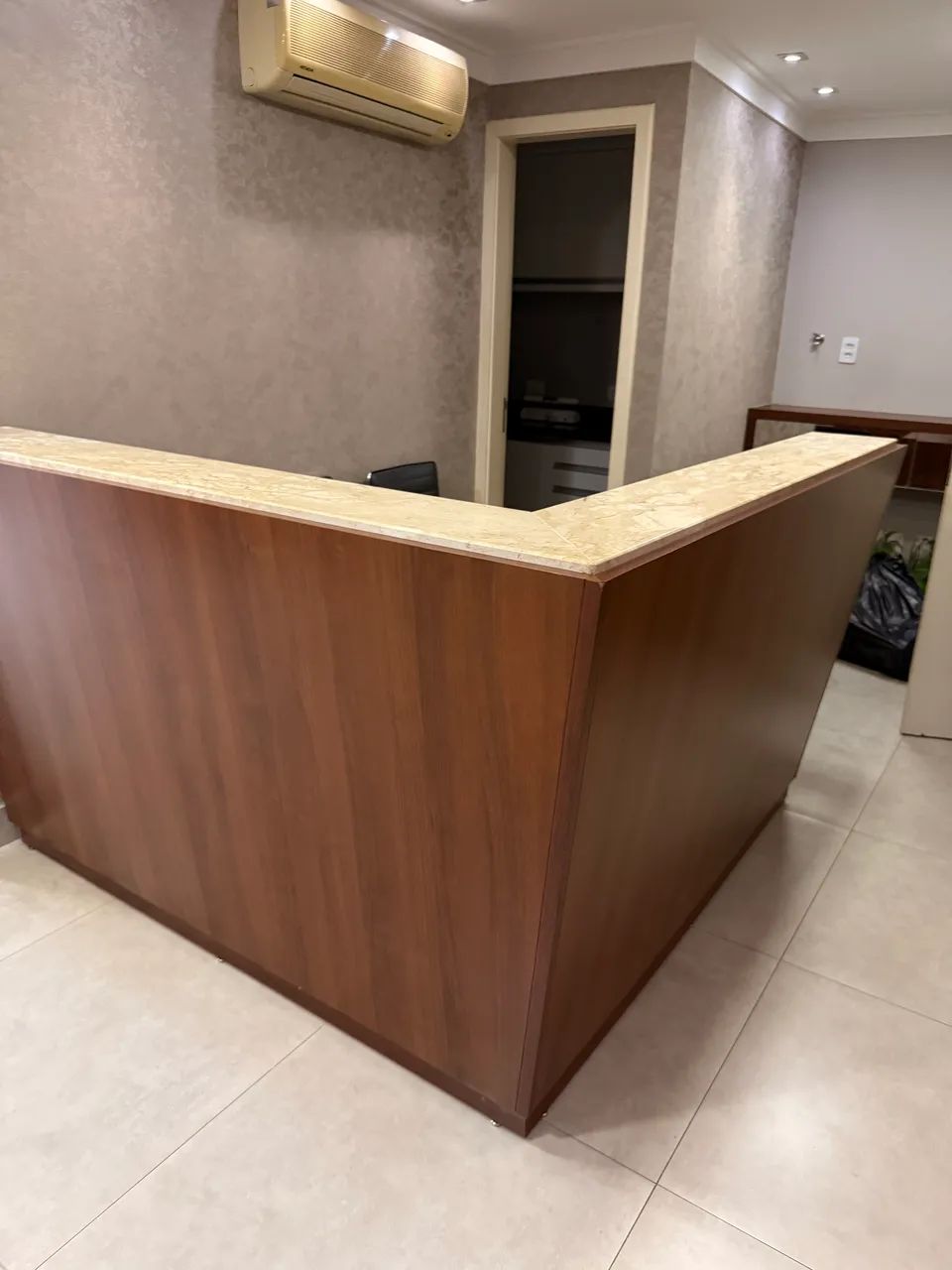Vendo balcão p/ 2 atendentes com mármore travertino 1,80 x 1,90  para atendimento  - Foto 4