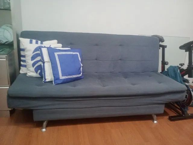 Sofá retrátil bem conservado cor cinza  - Foto 3