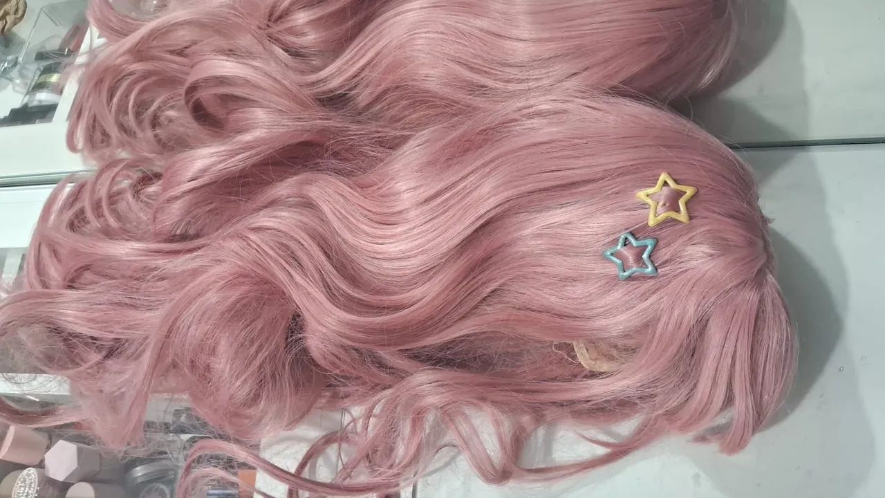 Peruca rosa ondulada com franja desapego