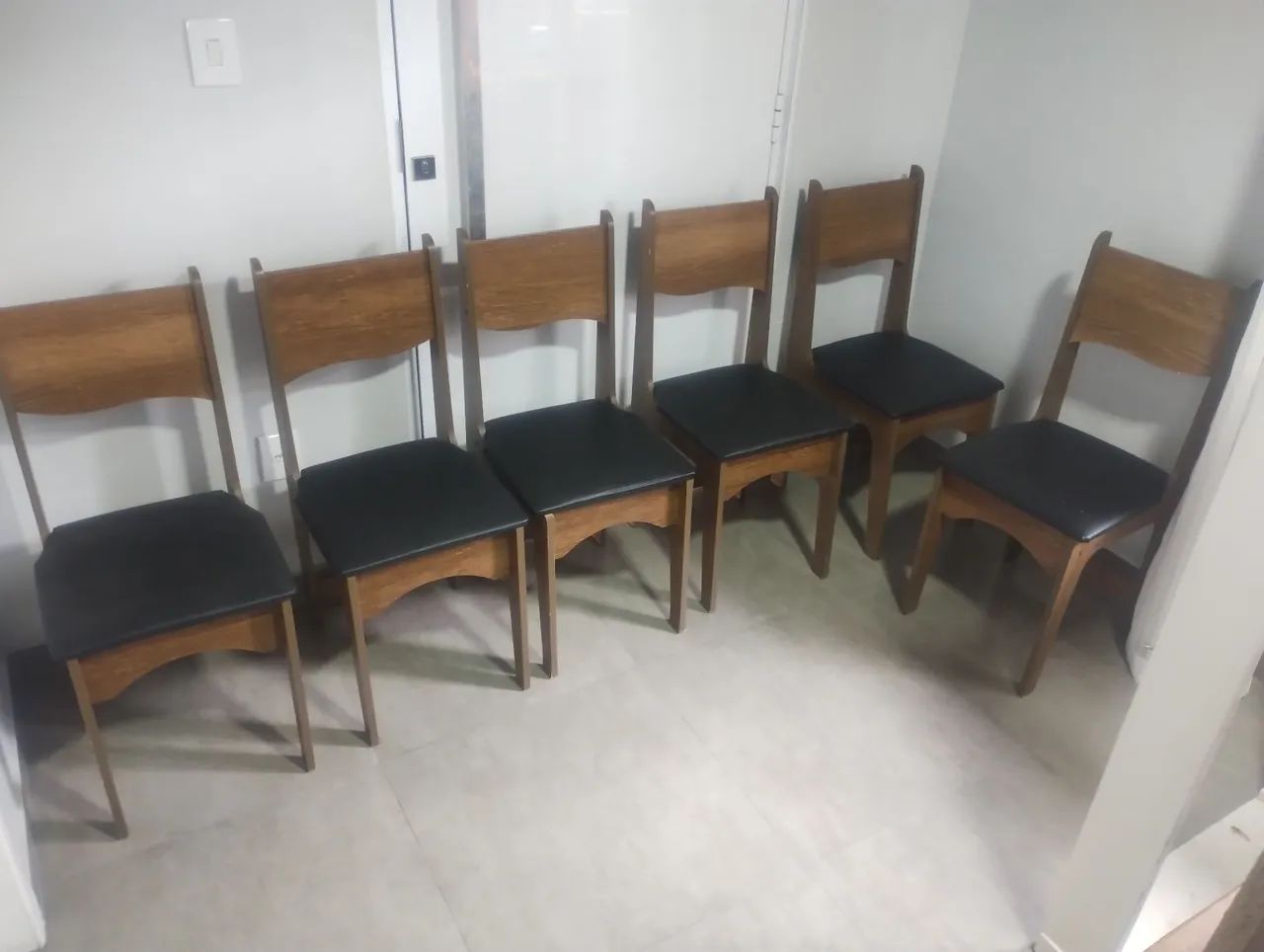 Cadeiras e armários 