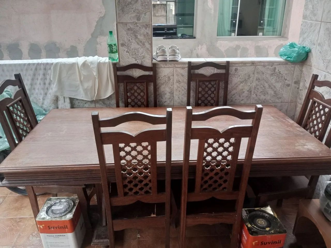 Mesa sucupira com seis cadeiras, vendo ou troco  - Foto 2