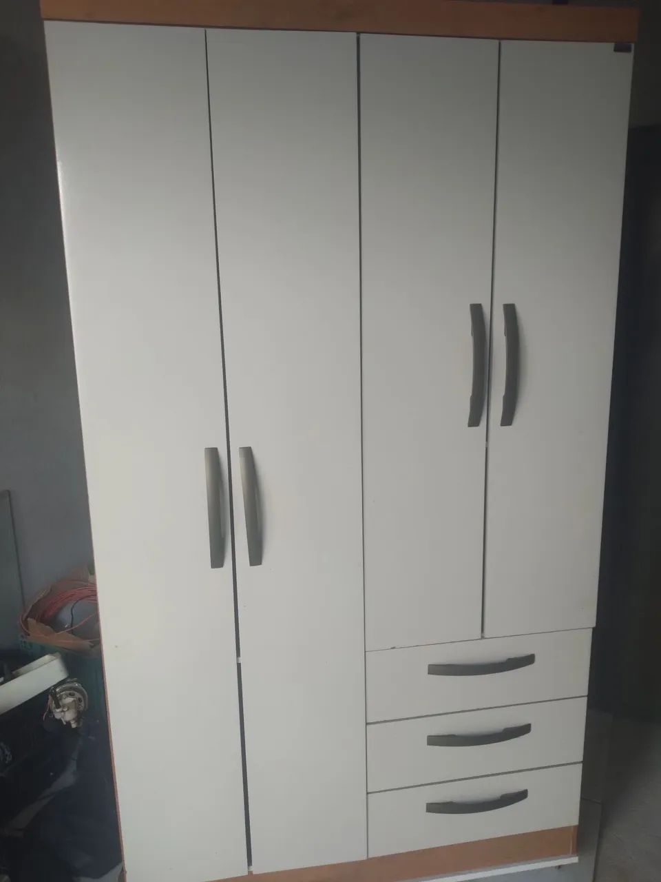 Guarda roupa já com rodinhas e usado 