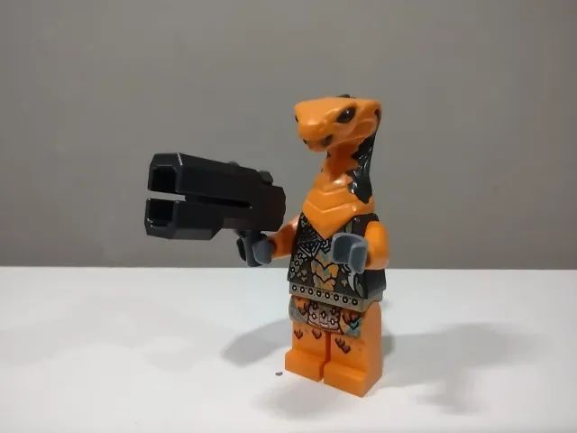 minifigura lego cobra mechanich com acessório