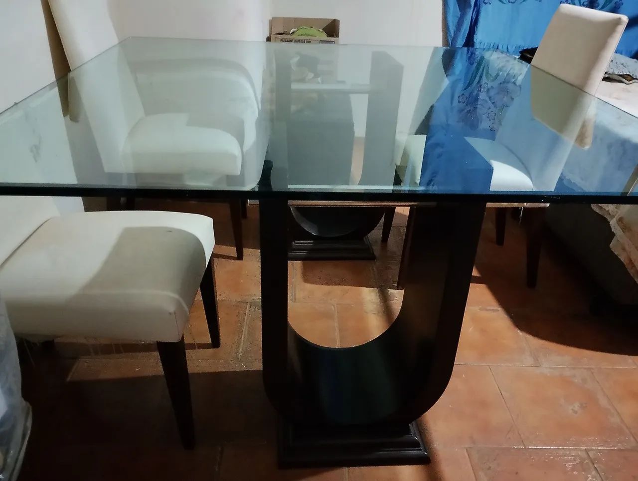 Mesa de vidro e 4 cadeiras de couro  - Foto 2