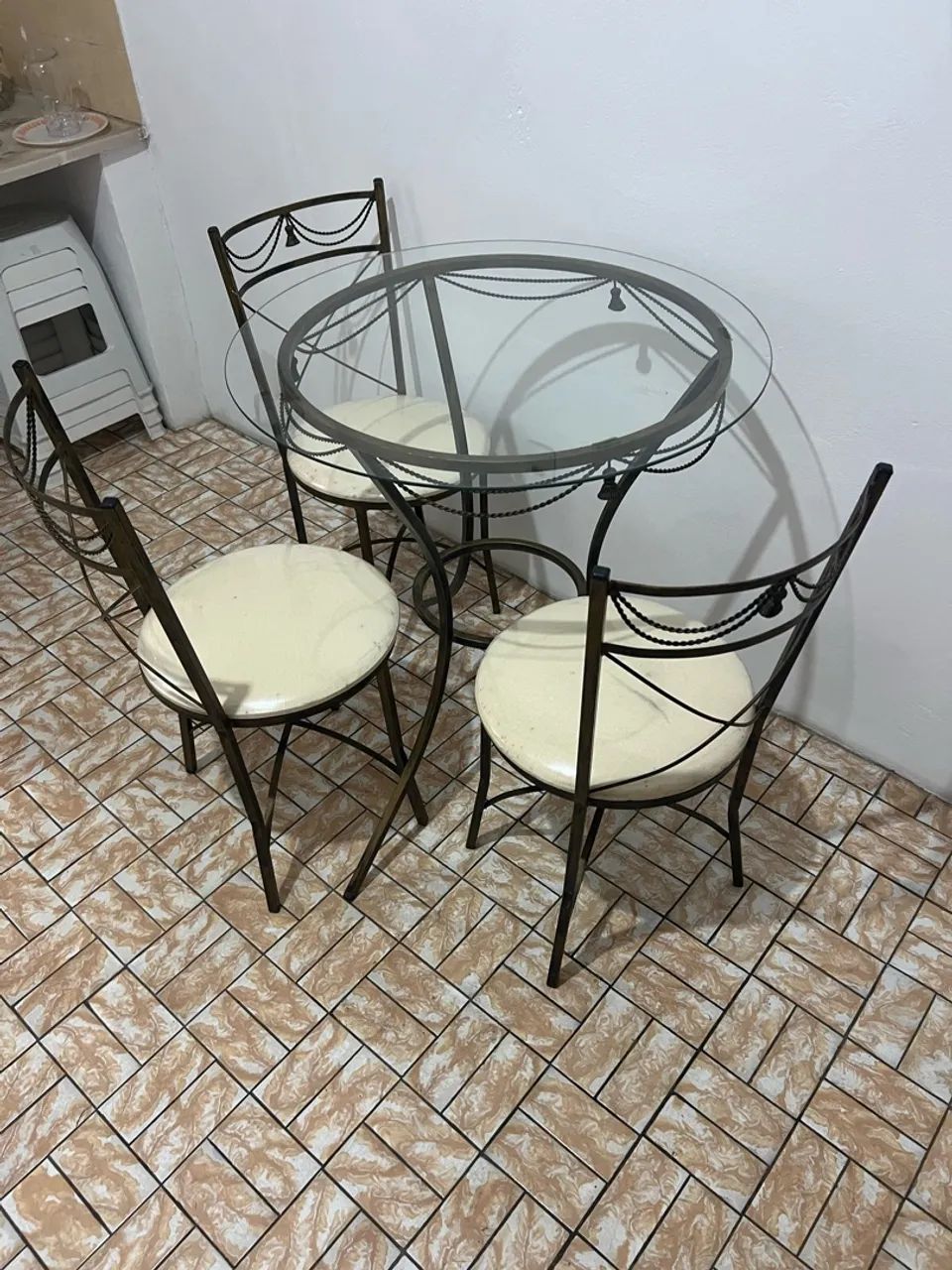 Conjunto Mesa de Vidro e Três Cadeiras - Foto 2