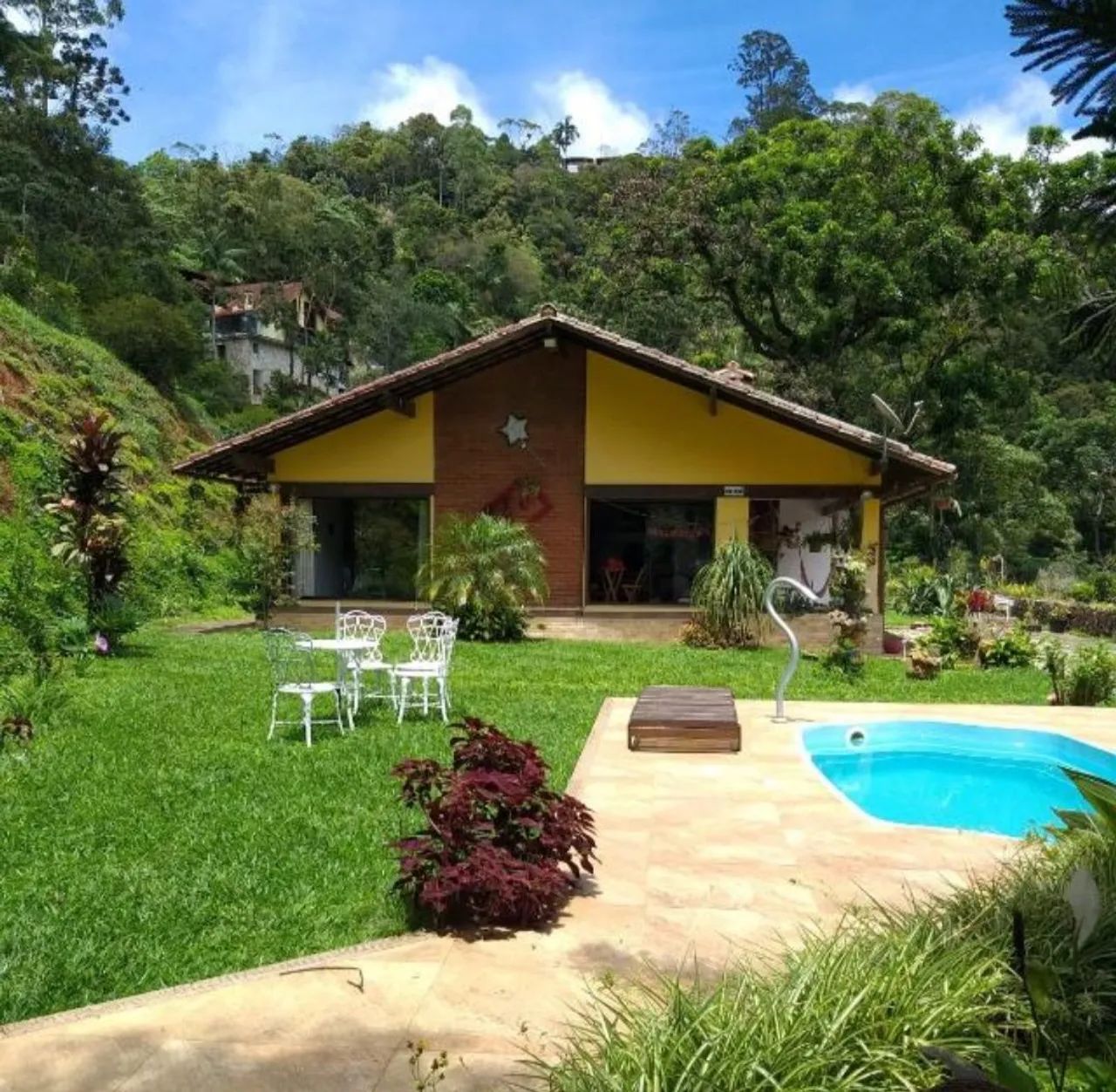 Casa linear em Mury com 320m² de área construída