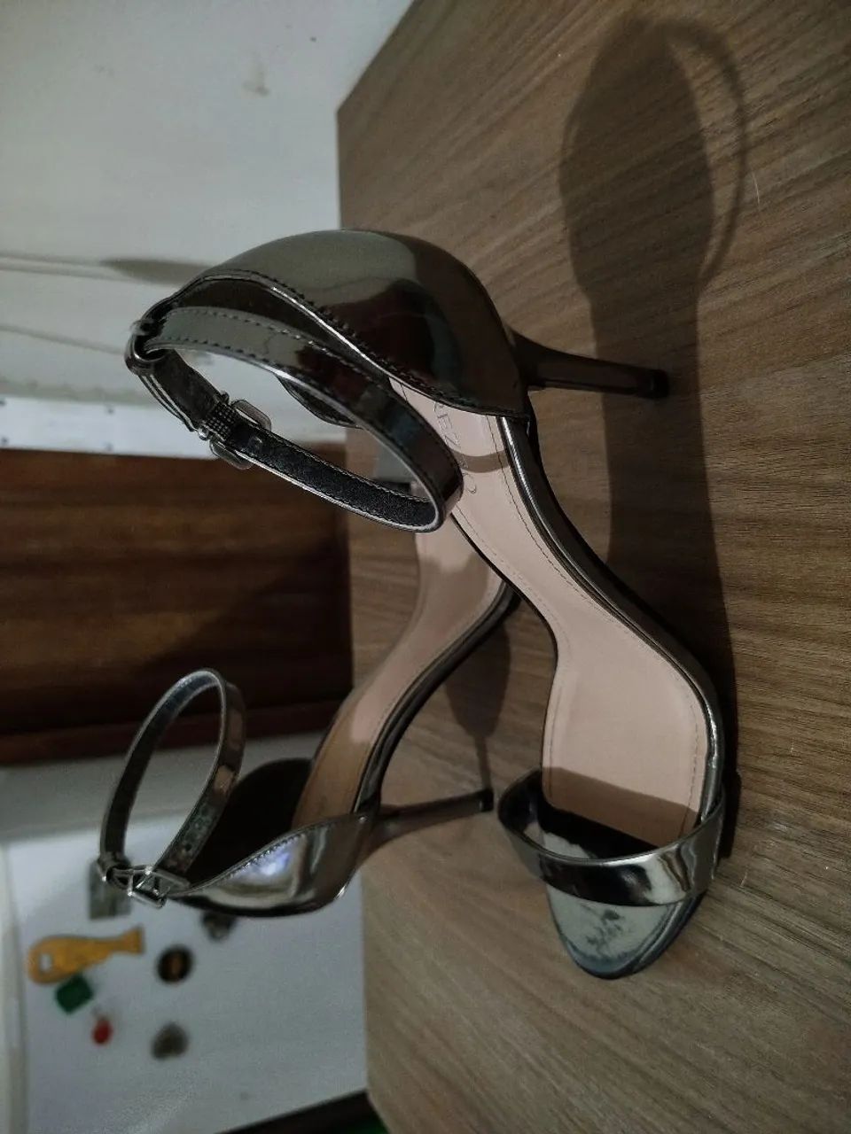 Sandália Isabelli Arezzo de couro prata - Foto 2