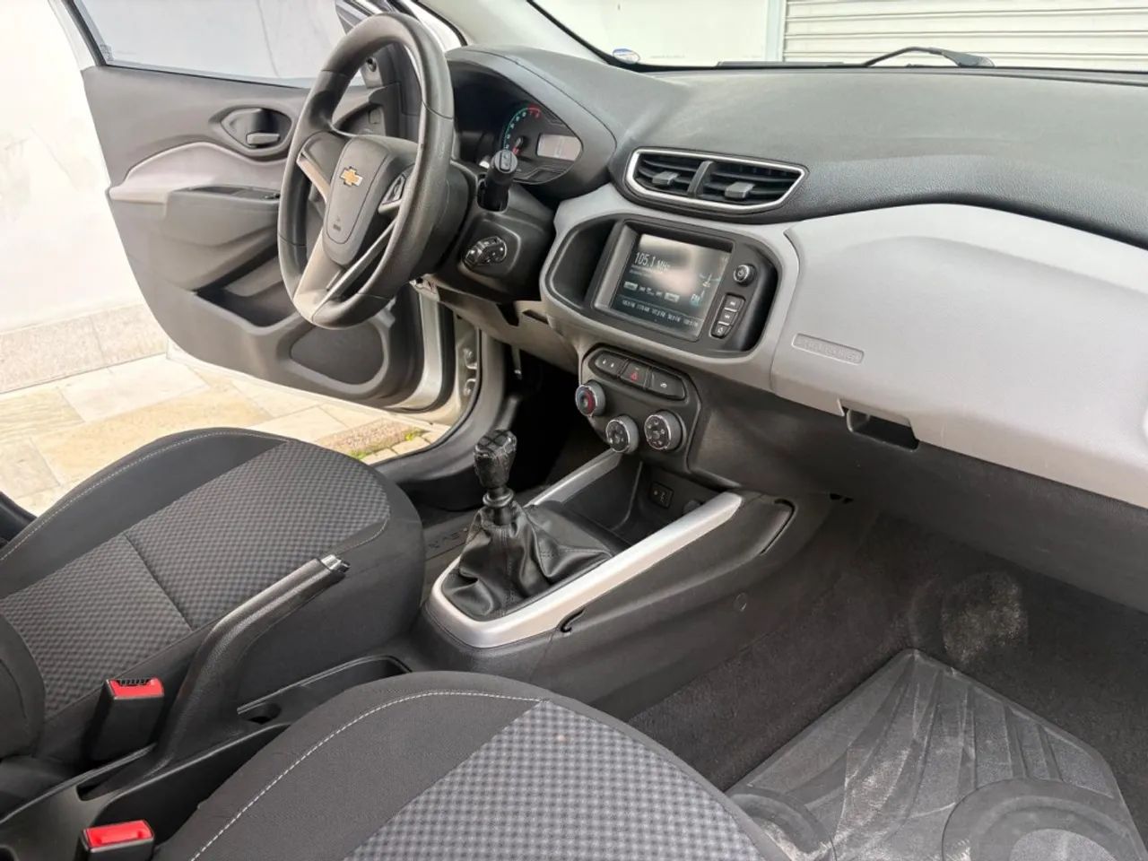 Chevrolet Onix Hatch LT 1.0 8V Flexpower 5P Mec. 2017 - Foto 9