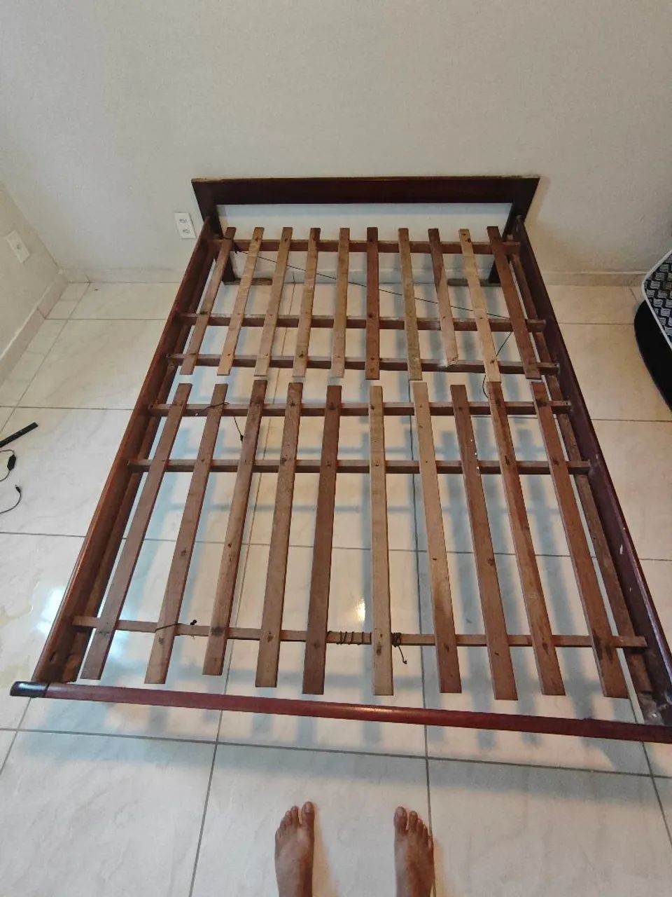 Cama de casal de madeira maciça em perfeito estado - Foto 2