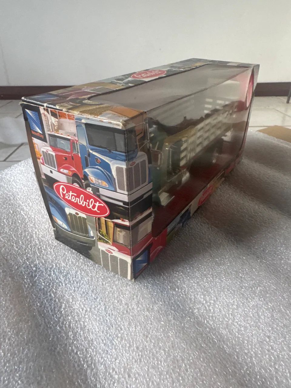 Miniatura na escala 1/43 Peterbilt na caixa  - Foto 2