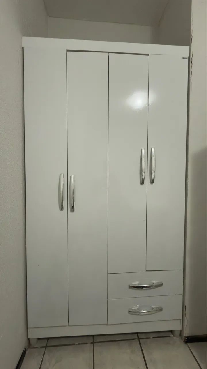Guarda-roupa pequeno