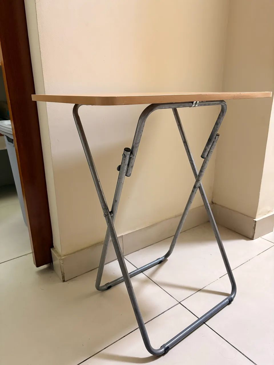 Mesa dobrável pequena  - compacta e prática  - Foto 5