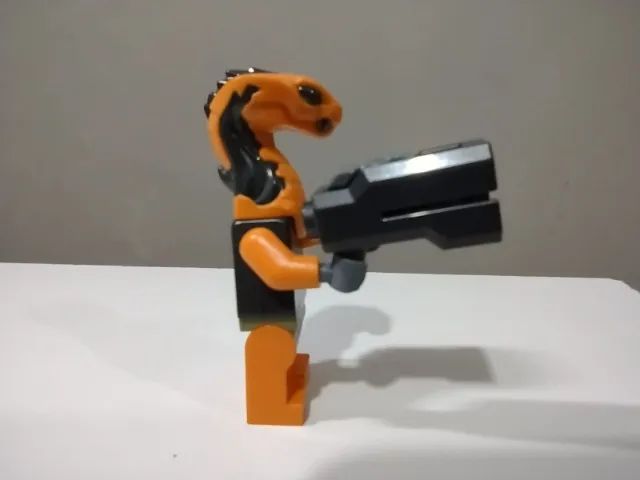 minifigura lego cobra mechanich com acessório - Foto 2