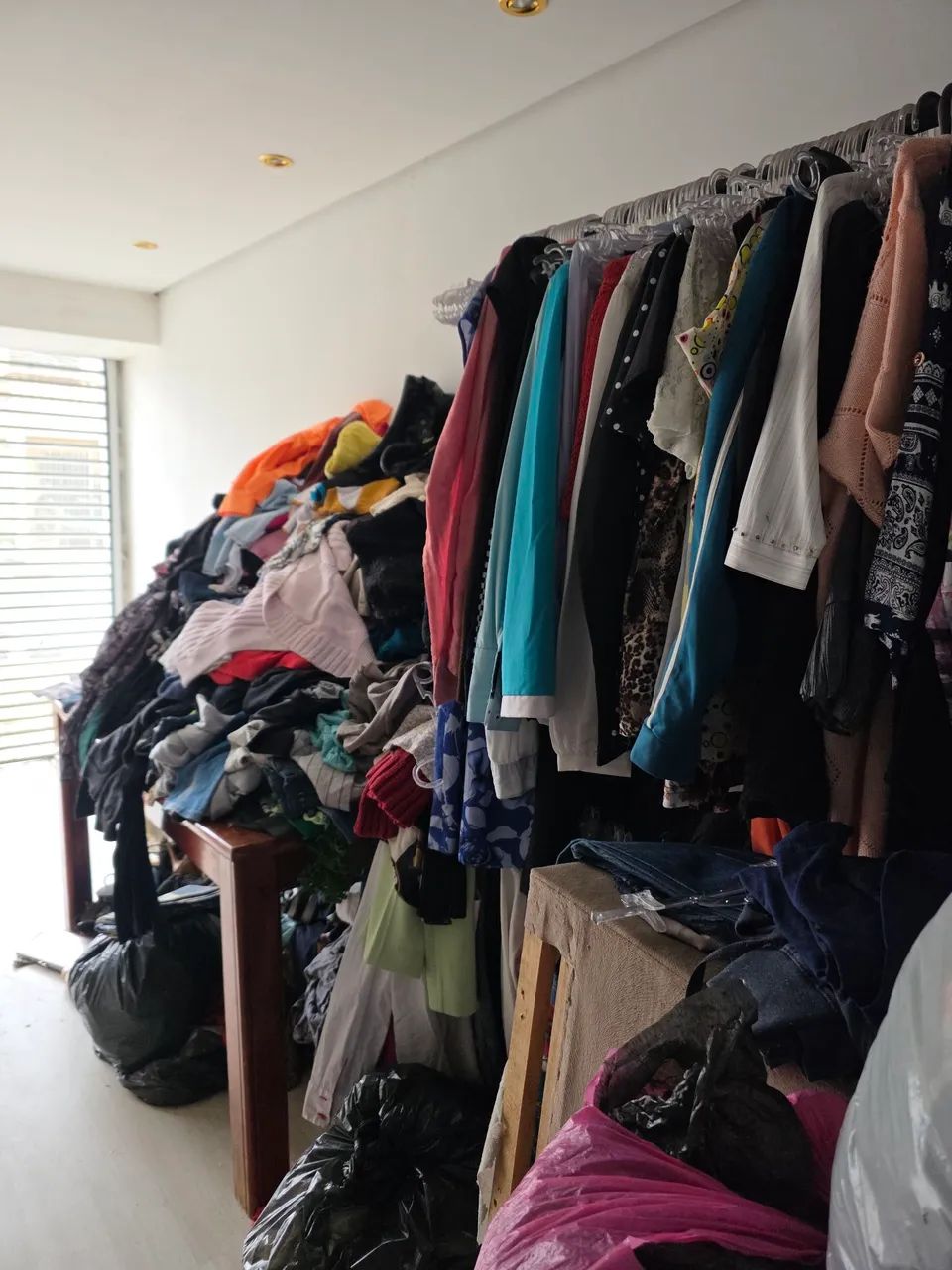 Lote de roupas para brecho - Foto 3