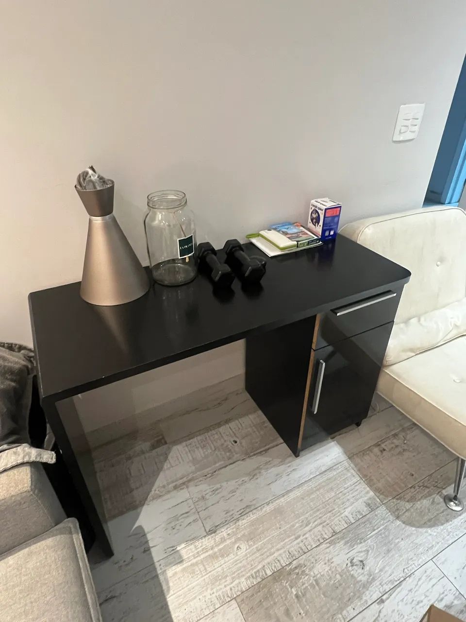 Mesa para computador com um armário e uma gaveta - Foto 2