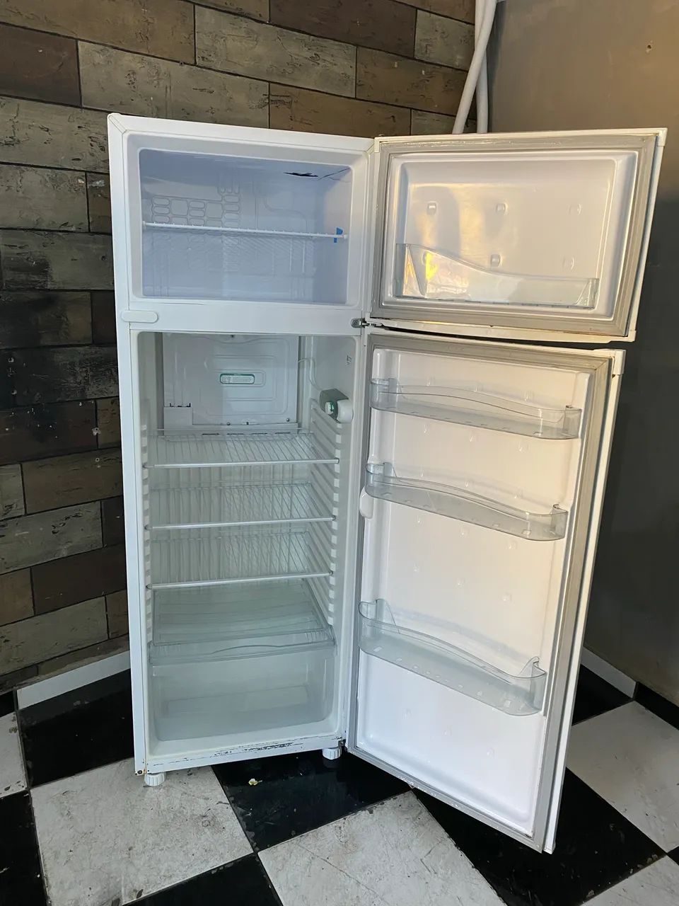 Vendo geladeira cônsul gelo seco 2 portas 127 volts 350 litros original e funcionando  - Foto 3