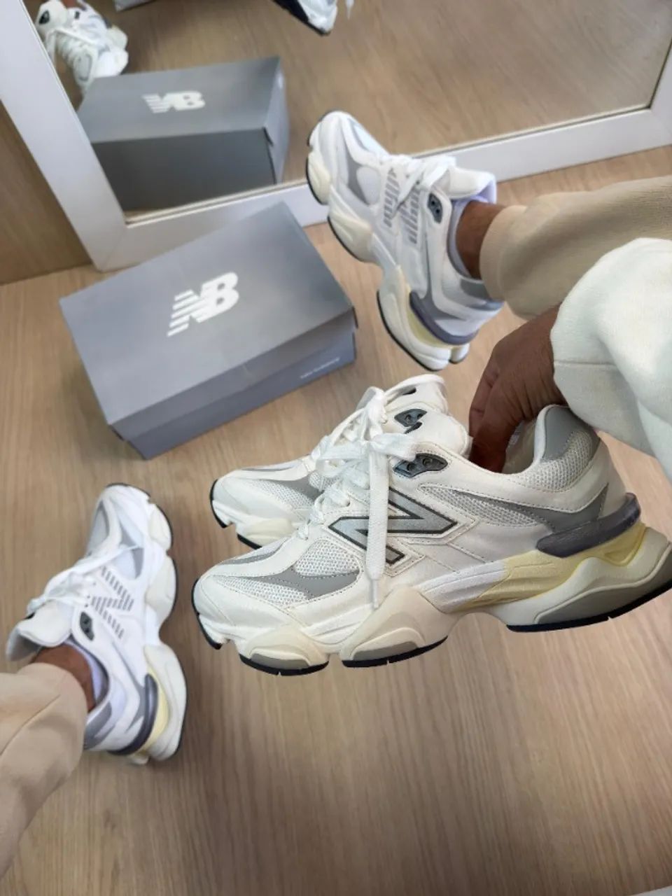 New Balance 9060 Off/White Couro Unissex  - Foto 3