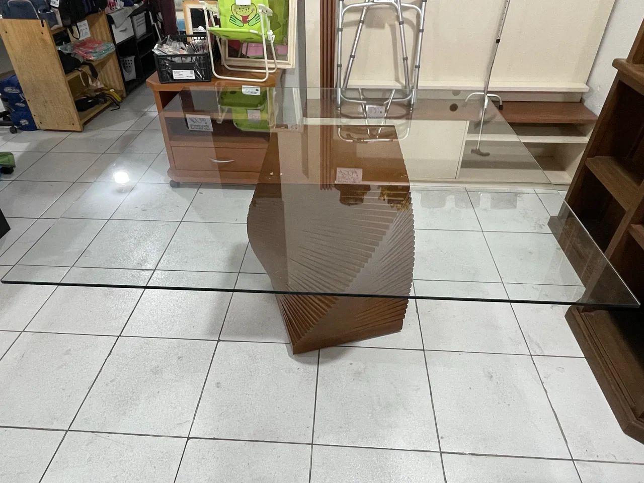 Mesa de Jantar com Tampa de Vidro e Base de Madeira