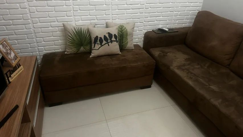 Sofá marrom (suede, chaise, almofadas móveis, 3,25 m)65579517967875122